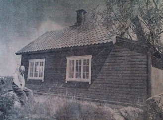 1959.07.04 - Olai Aslagsson på utsiden av huset på Knausane - Bildet fra Aftenbladet